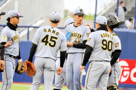 １回２死満塁を背負った今朝丸（中央）のもとに久保田２軍投手チーフコーチ（９０）らが集まる