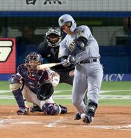 　８回、左足に自打球を当てる森下