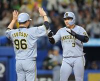 ４回、中越えに３ランを放ち、生還する大山（撮影・西岡正）