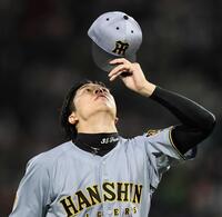 　２回、一挙６点を奪われベンチへ戻る才木（撮影・田中太一）