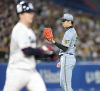 ２回、吉村（左）に四球を与えた才木（撮影・西岡正）