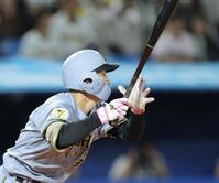 ５回、適時二塁打を放つ福島（撮影・西岡正）