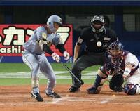 ９回阪神２死一塁、中前打を放つ阪神・福島圭音＝神宮（撮影・金田祐二）