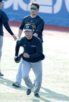 調整する高橋（撮影・金田祐二）