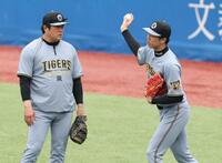 安藤優也コーチ（左）と話す才木（撮影・金田祐二）