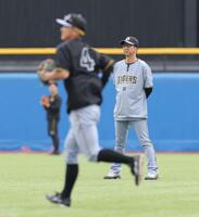 ノックを受ける熊谷（４）の後で練習を見る藤川監督（撮影・西岡正）