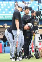 佐藤輝（左）にケガの状態を話す森下（撮影・西岡正）