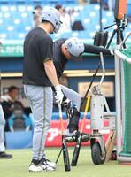 佐藤輝（左）にケガの状態を話す森下（撮影・西岡正）