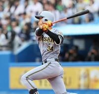 ３回、先制適時打を放つ岡城（撮影・田中太一）