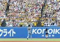 ３回、プロ初打点を挙げ、スタンドの声援に応える岡城（撮影・西岡正）