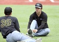 小幡と話をする中野（撮影・田中太一）