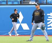 外野をランニングする中野（手前は森下）＝撮影・西岡正