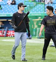 トレーナーと話をする中野（撮影・田中太一）