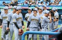 円陣を組んだ後、小幡と話をする中野（撮影・田中太一）