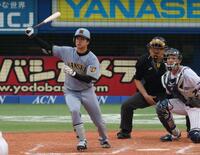 ９回、右前打放つ高橋（撮影・金田祐二）