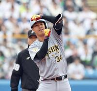 ３回、先制適時打を放った岡城は塁上で“Ｔポーズ”を決める（撮影・田中太一）