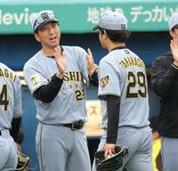 完封した高橋（右）を迎える藤川監督（撮影・西岡正）