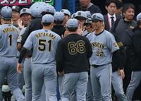 勝利をよろこぶ藤川監督（撮影・金田祐二）