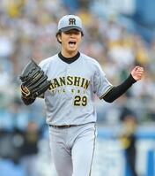 完封で３勝目を挙げ、ガッツポーズで吠える高橋（撮影・西岡正）