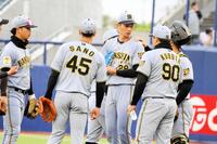 １回２死満塁を背負った今朝丸（中央）のもとに久保田２軍投手チーフコーチ（９０）らが集まる