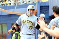 １回、先制の３ランを放った嶋村をベンチでハイタッチで出迎える
