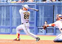 １回、先制３ランを放つ嶋村