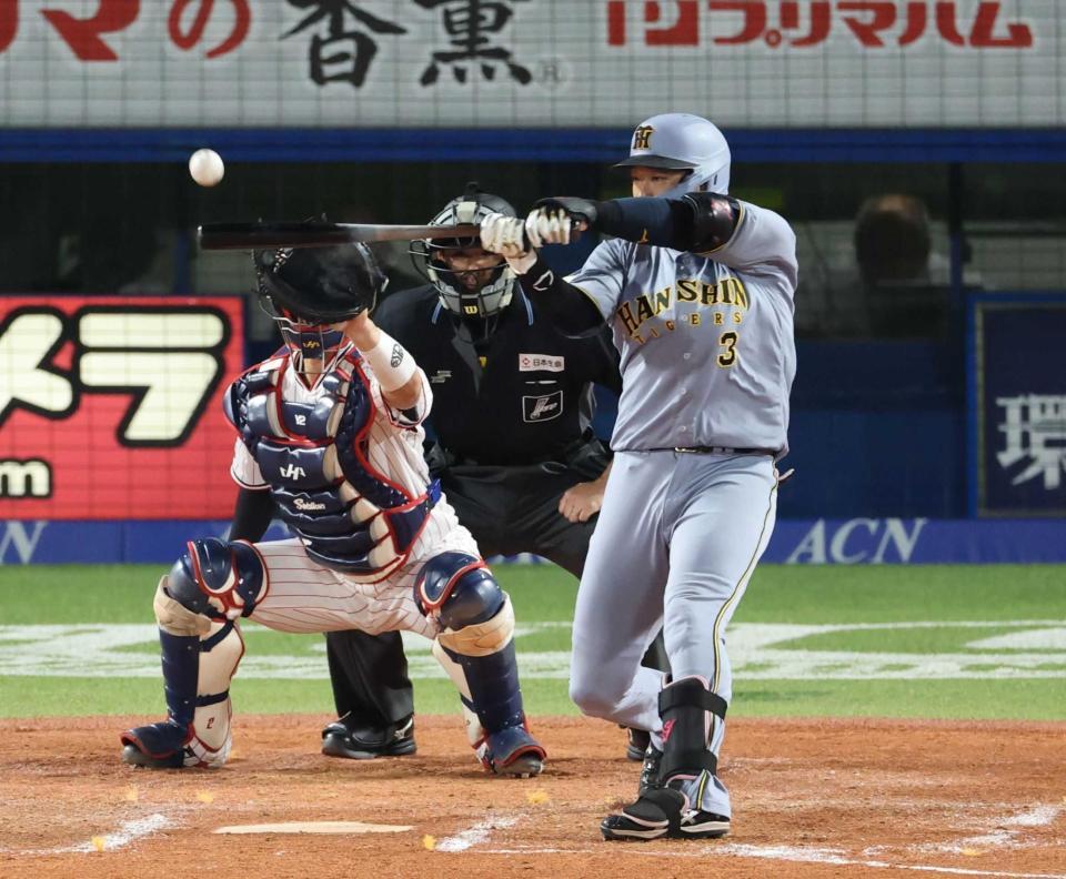 　４回、３ランを放つ大山（撮影・金田祐二）