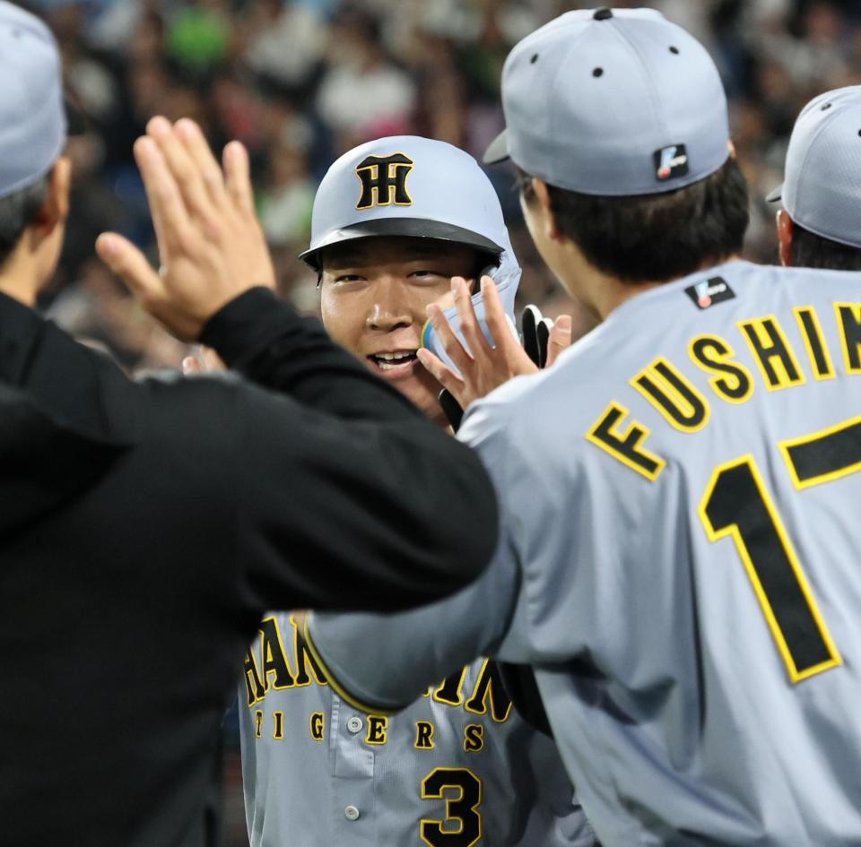 ４回、３ランを放ちナインに迎えられる大山（撮影・田中太一）