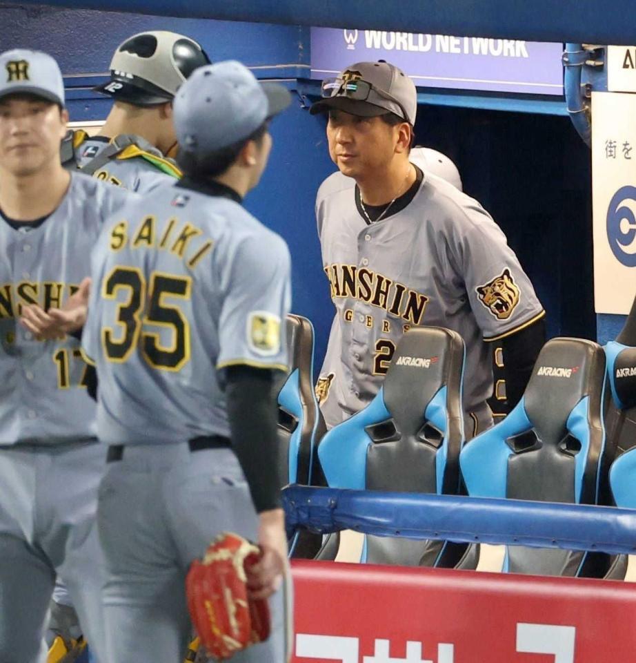 　２回、才木（３５）が６点を失い、厳しい表情の藤川監督