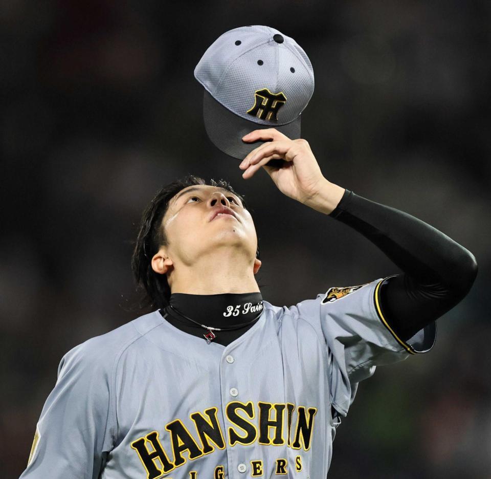 　２回、一挙６点を奪われベンチへ戻る才木（撮影・田中太一）