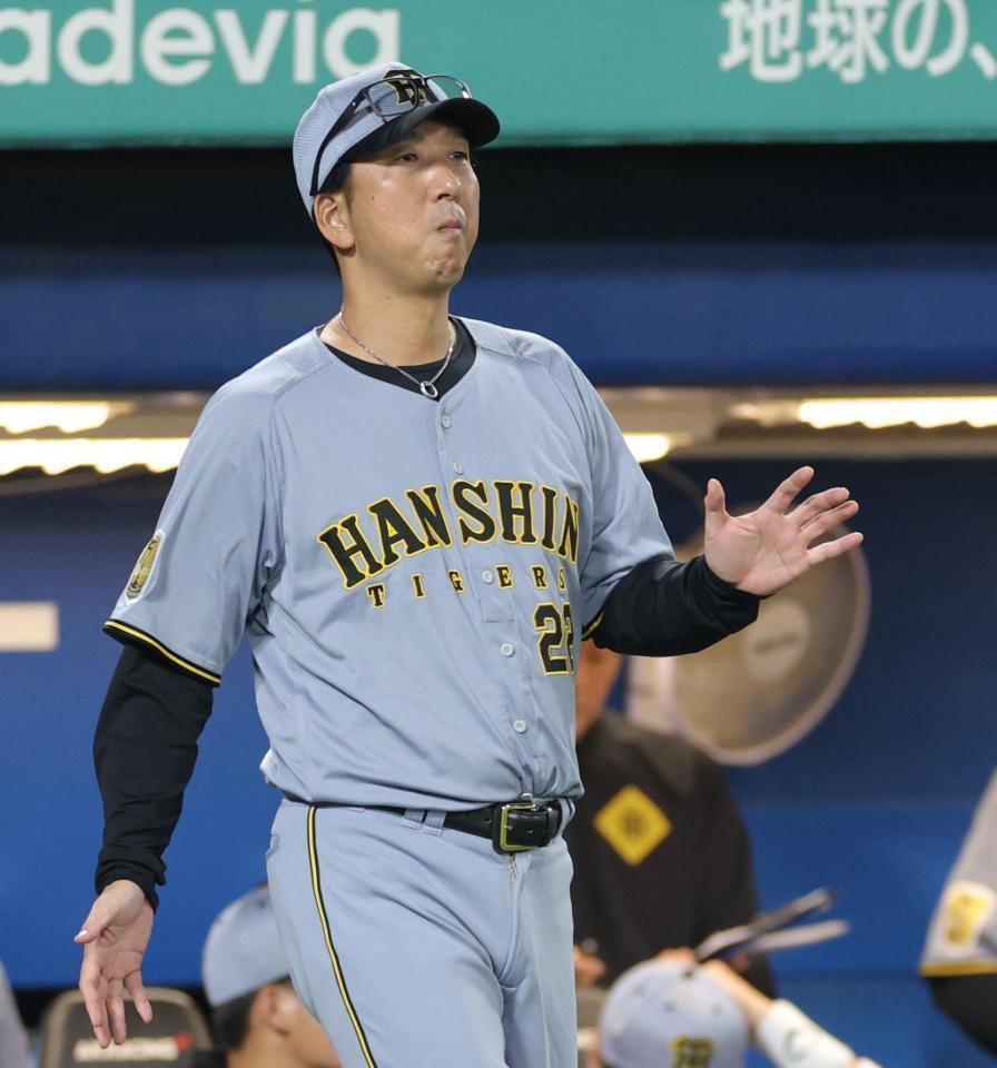 ３回、投手交代を告げる藤川監督（撮影・西岡正）