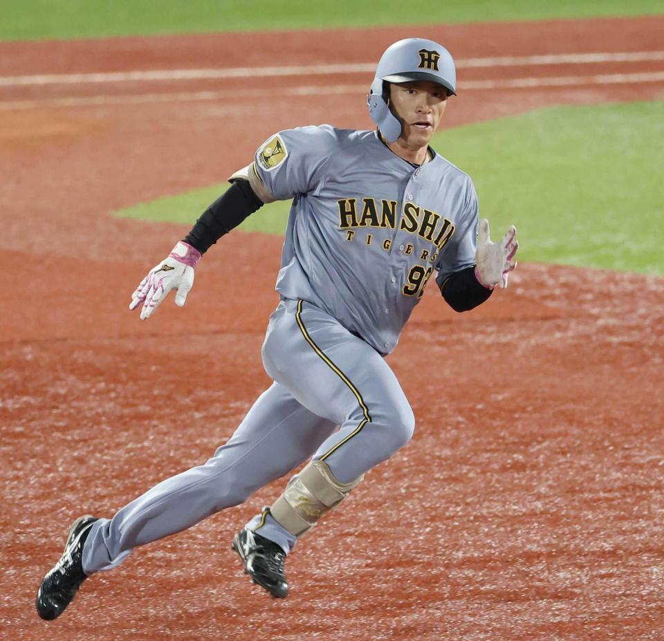 　５回、適時二塁打を放つ福島