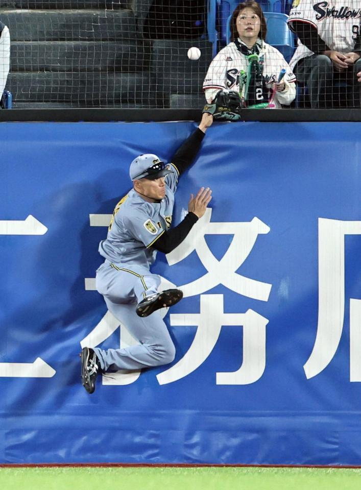 ５回、サンタナの打球を二塁打にする福島（撮影・田中太一）