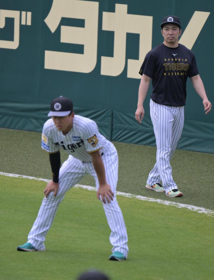 ケガ後初めて外野での歩行練習をする石井大智。手前は立石正広＝ＳＧＬ尼崎（撮影・金居みつよし）