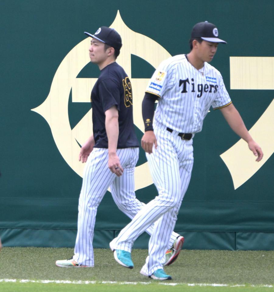 ケガ後初めて外野での歩行練習をする石井。右は立石（撮影・金居みつよし）