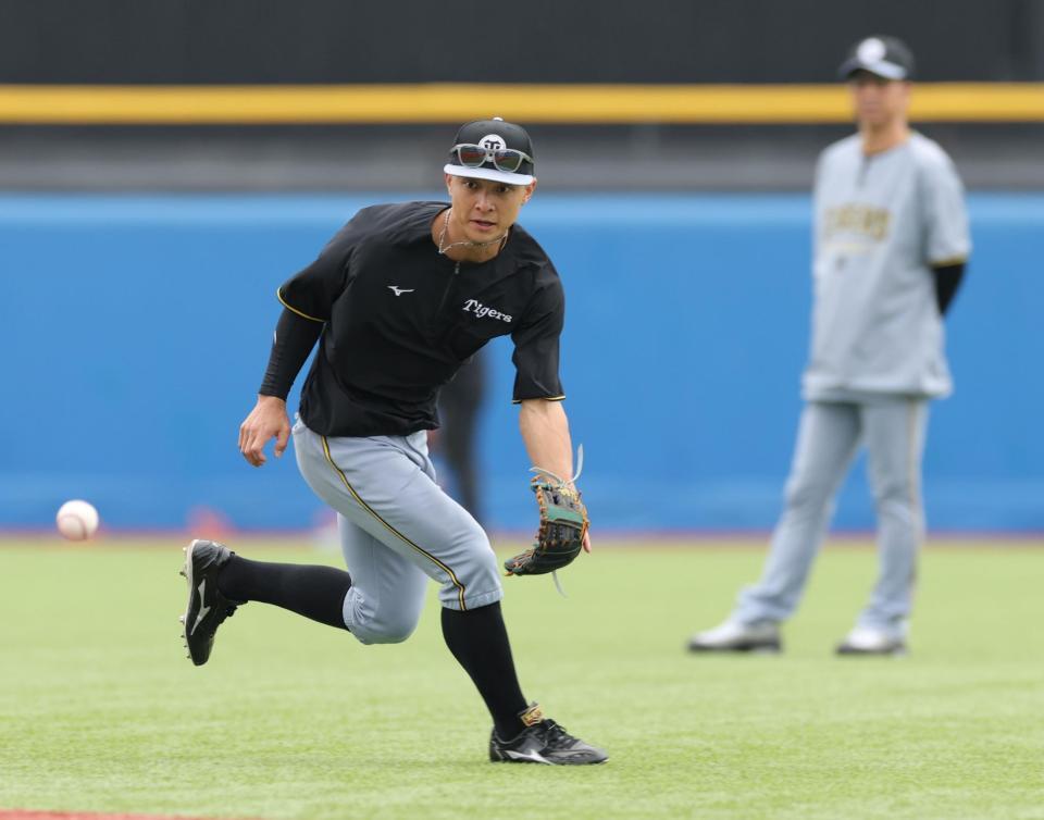 藤川監督（右）の前でノックを受ける熊谷（撮影・西岡正）