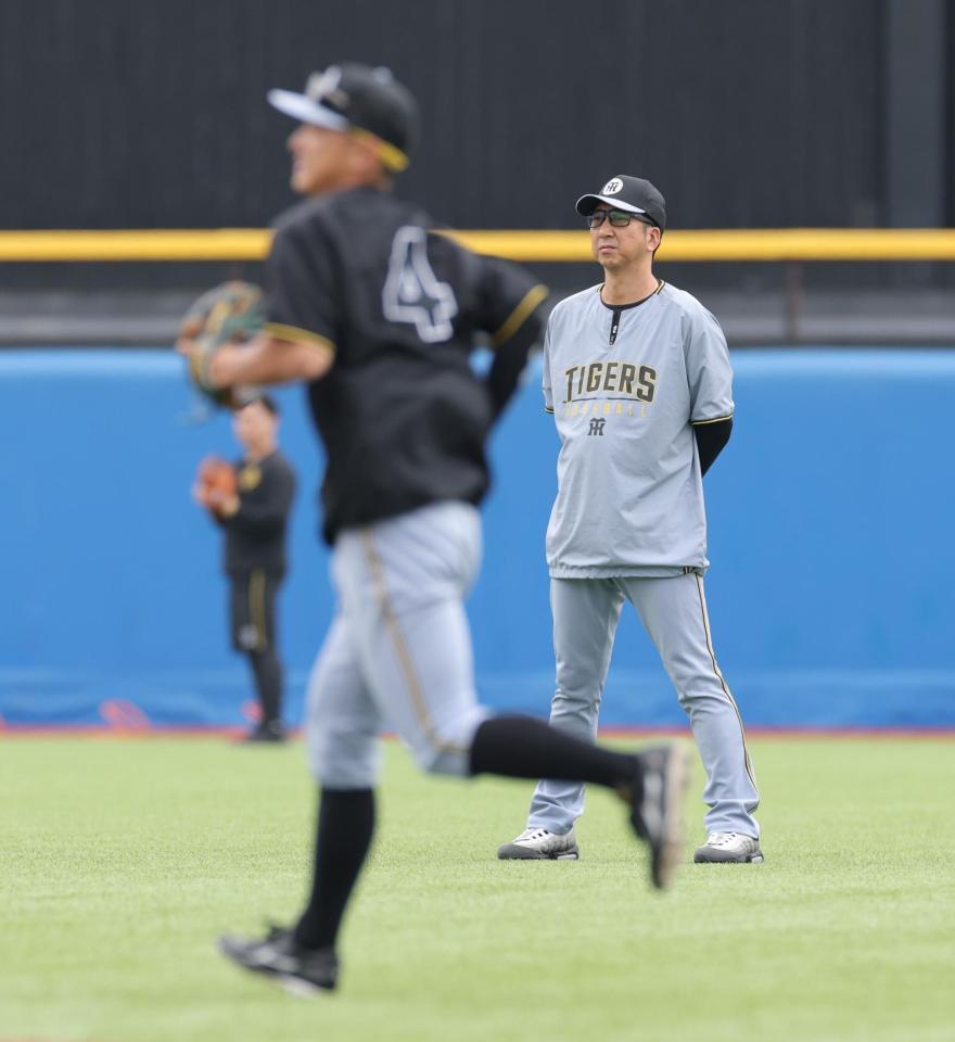 ノックを受ける熊谷（４）の後で練習を見る藤川監督（撮影・西岡正）