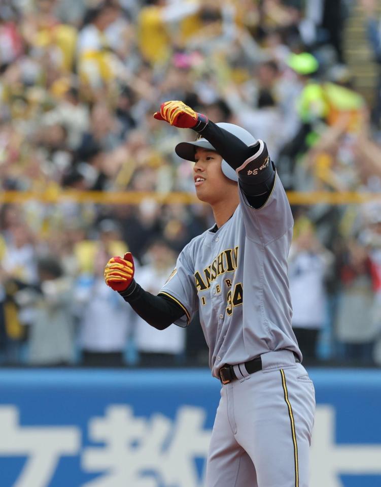 ３回阪神２死一塁、先制二塁打を放ち、ベンチへ向かってポーズを決める阪神・岡城快生＝神宮球場（撮影・西岡正）