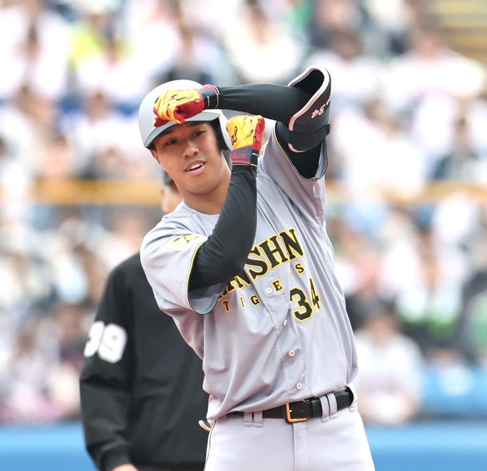 ３回、先制適時打を放った岡城は塁上で“Ｔポーズ”を決める（撮影・田中太一）