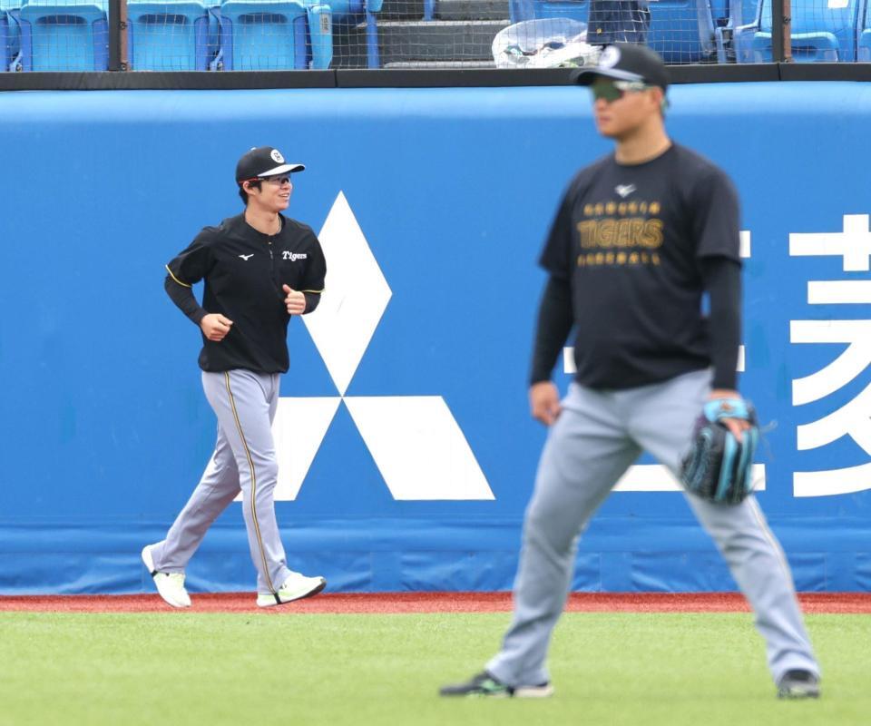 外野をランニングする中野（手前は森下）＝撮影・西岡正