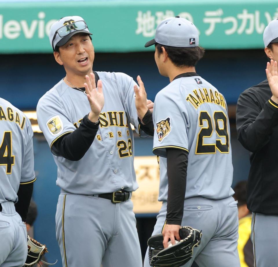 完封した高橋（右）を迎える藤川監督（撮影・西岡正）