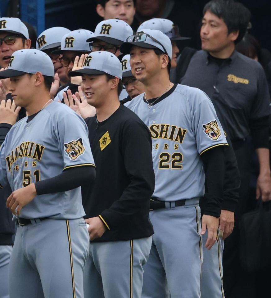 ナインを迎える藤川監督と津田（撮影・金田祐二）