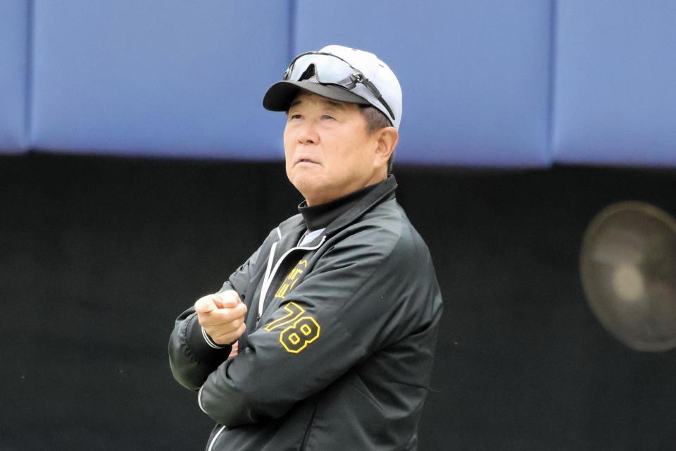 練習を見守る平田２軍監督