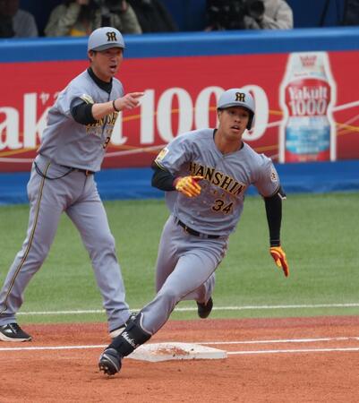 ３回、先制適時二塁打を放つ岡城（撮影・金田祐二）