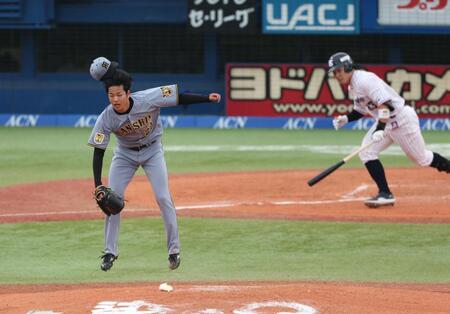 ４回、増田の打球に飛びつく高橋（撮影・金田祐二）