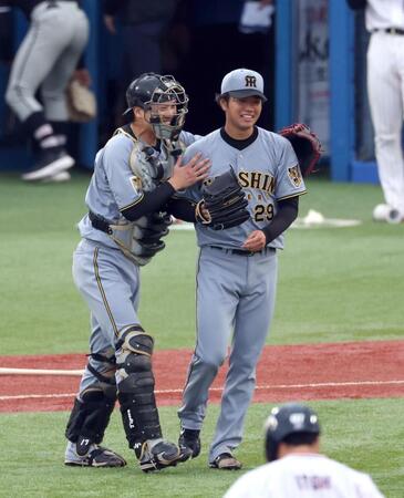 完封勝利を挙げ伏見と笑顔の高橋（撮影・金田祐二）