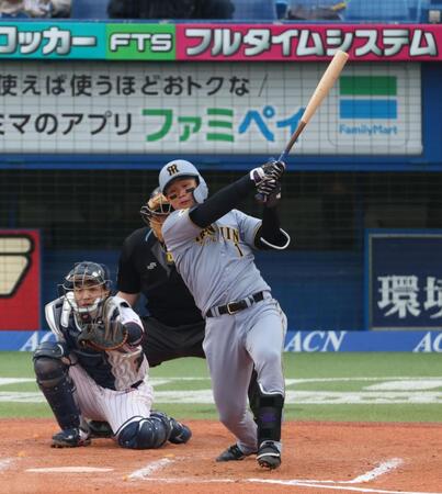 ８回、中前打を放つ森下（撮影・金田祐二）