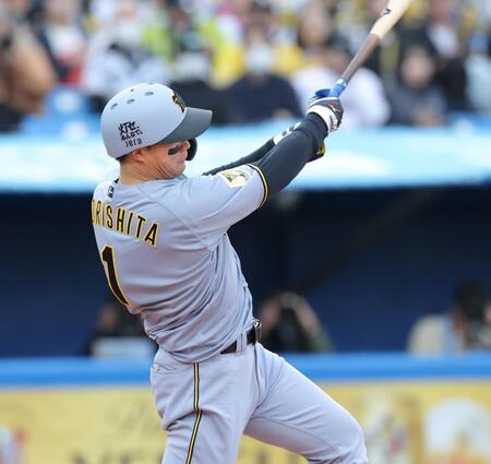 ８回、中前打を放つ森下（撮影・西岡正）