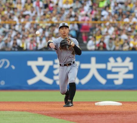 ４回、内山の遊ゴロ併殺で一塁へ送球する熊谷（撮影・西岡正）