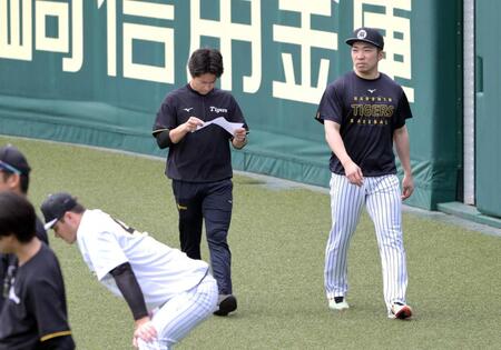 　屋外での歩行を再開した石井（右）＝撮影・金居みつよし